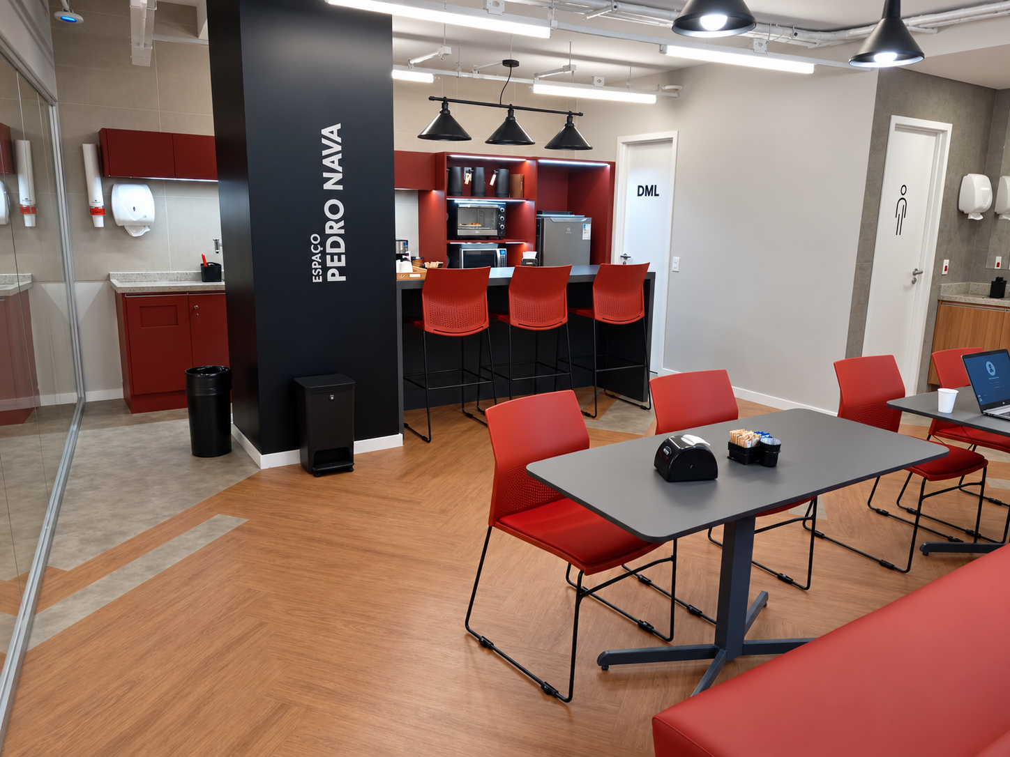 Área de café com mesas e bancos vermelhos do Espaço Pedro Nava
